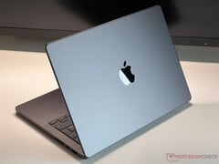 Apple 很可能在下周末停止销售配备 M4 芯片组的入门级 MacBook Pro 14。(图片来源：Notebookcheck）
