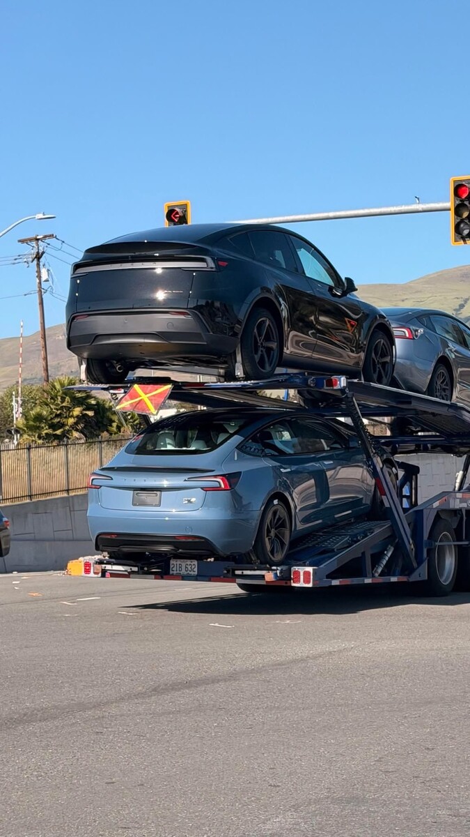 冰霜蓝金属色的 Model 3 Performance 在野外曝光。