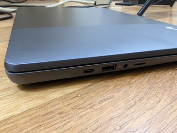 左边：USB-C 3.2 Gen. 2 + DisplayPort + Power Delivery，USB-C 3.2 Gen. 2，3.5毫米耳机，MicroSD读取器