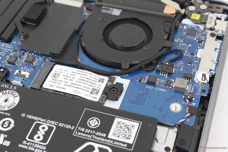 型号支持 80 毫米 PCIe4 x4 NVMe SSD。不过，SKU 可能会配备较小的 42 毫米硬盘