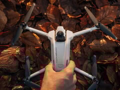 Antigravity A1 还配备了可伸缩起落架,以防止底部相机镜头被划伤。(图片来源:Antigravity)