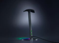 Razer Base Station V3 Chroma 配备 RGB 灯光效果和耳机检测功能。