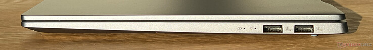 右：2 个 USB-A 3.2 Gen.1（5 Gbit/秒）