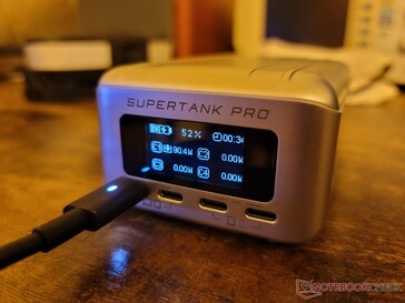 充电速度在90W时，Zendure PowerTank Pro的充电速度减慢到50W，然后在80%或更高的充电速度时，充电速度减慢到27W，这与其他锂离子电池的情况很相似。