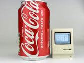 Nick Gillard 制作了 pico-mac-nano，这是一个由 WaveShare Pico Zero 驱动的 62 毫米高的 Mac Classic。(图片来源：Nick Gillard）