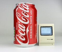 Nick Gillard 制作了 pico-mac-nano，这是一个由 WaveShare Pico Zero 驱动的 62 毫米高的 Mac Classic。(图片来源：Nick Gillard）