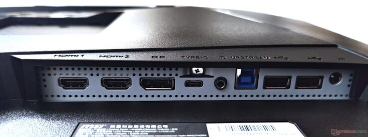 从左到右：2个HDMI 2.0，DisplayPort 1.4a，USB Type-C DP，耳机插孔，USB Type-B上游，2个USB 2.0 Type-A，DC-in