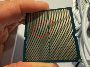 有凸起和变色的 Ryzen CPU。(图片来源：Reddit 上的 I_fliu）