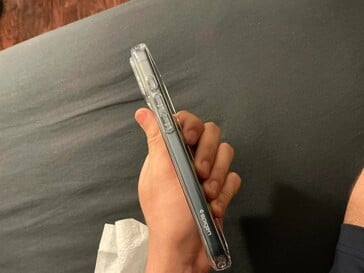 Spigen 透明保护套。(图片来源：u/ChakiWRLD）