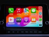 起亚汽车触摸屏上显示的带有应用图标的 CarPlay 主屏幕