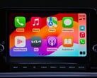 起亚汽车触摸屏上显示的带有应用图标的 CarPlay 主屏幕