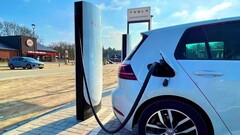 更长的 V4 电缆可以更方便地充电(图片来源:Esther Kokkelmans/X)