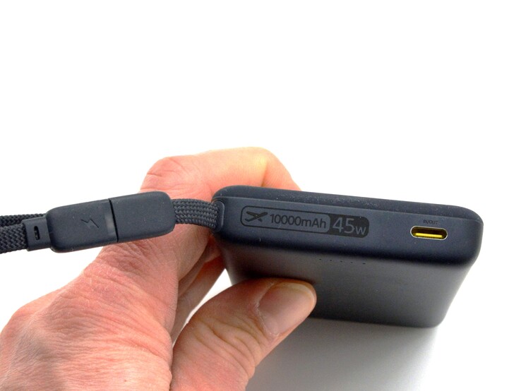 Baseus 还提供带有集成电缆的 PicoGo AM52。