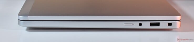 右：nanoSIM 卡、3.5 毫米音频、USB-A 3.2 Gen 1、贵族锁插槽