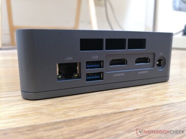 后部。千兆RJ-45，2个USB-A 3.0，2个HDMI 2.0，AC适配器