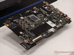 华硕 ExpertBook P5：月湖板
