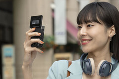 在视频模式下,广角镜头裁剪成35毫米的全帧等效视野,使手臂长度的取景相对舒适。(图片来源:佳能)