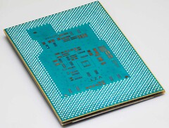 CPU 背面的玻璃基板互连（图片来源：英特尔）