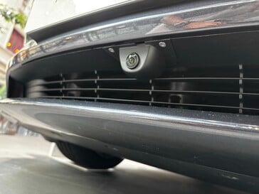 2026 款 Model 3 的前保险杠摄像头垫圈与 Model Y 上的不同，套件无法在现有 Model 3 上改装。(图片来源：millepun/X）