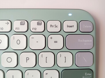 白色键盘状态指示灯显示连接或模式变化。(图片来源：Notebookcheck）