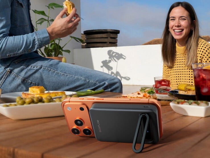 Rapid Mag 15W Qi2 移动电源内置脚架，可免提使用。(图片来源：EcoFlow）