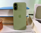 Apple iPhone 17 与 iPhone 16 相比仅有微小的增长，177 克的重量仅比 iPhone Air 重 12 克。(图片来源：Notebookcheck）