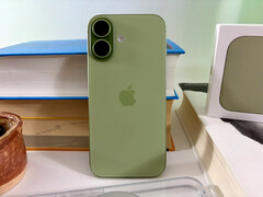 Apple iPhone 17 与 iPhone 16 相比仅有微小的增长,177 克的重量仅比 iPhone Air 重 12 克。(图片来源:Notebookcheck)