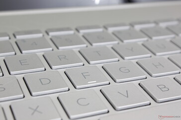 与大多数其他笔记本电脑上常见的黑色键帽和白色字体相比，灰色键帽和字体的对比度不高。