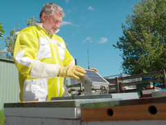 通过 Starlink 物联网连接远程监控蜂箱。(图片来源:OneNZ/YT)