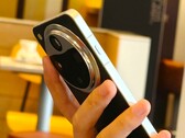 新图片将 OPPO Find X8 Ultra 与Apple iPhone 16 Pro 和 Pro Max 进行对比（图片来源：微博）