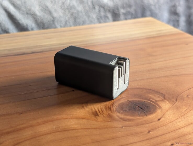 这款 65 W USB-C 惠普适配器既配备了集成式和可伸缩式交流电源插头，另一端还设有一个开放式 USB-C 接口，可兼容几乎所有 USB-C 数据线