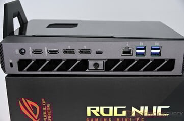 华硕 ROG NUC 15 - 背面的连接器
