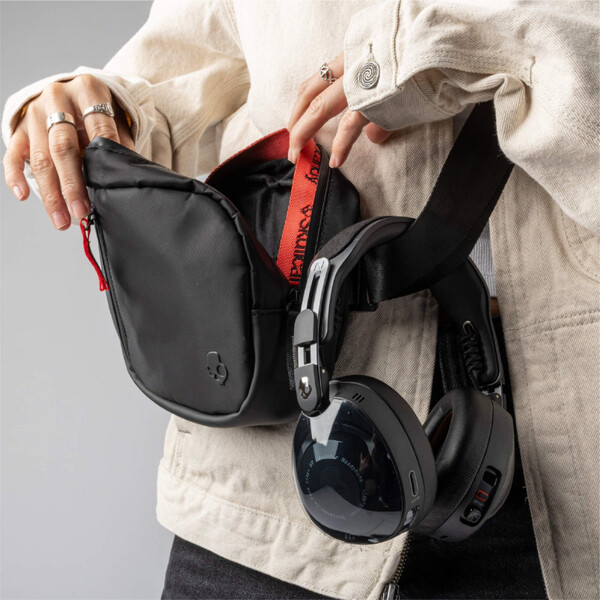 Skullcandy Aviator 配有一个斜挎包，没有便携包。(图片来源：Skullcandy）