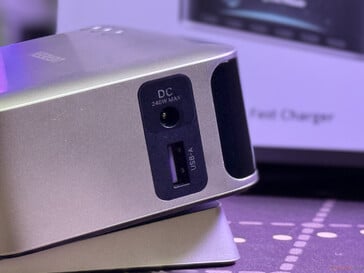 侧面的DC和USB A接口