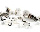 iFixit 对 AirPods Pro 3（如图，已拆开）的可修复性给出了令人震惊的 0 分（满分 10 分）。(图片来源：iFixit）