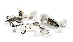 iFixit 对 AirPods Pro 3（如图，已拆开）的可修复性给出了令人震惊的 0 分（满分 10 分）。(图片来源：iFixit）