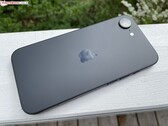 黑色 iPhone 17e 的后视图，显示单摄像头模块和磨砂背板（图片来源：Notebookcheck）