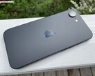 黑色 iPhone 17e 的后视图,显示单摄像头模块和磨砂背板(图片来源:Notebookcheck)