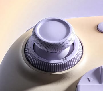 用于 Xbox 的 8BitDo Ultimate 3 控制器有用于调节操纵杆张力的力环。
