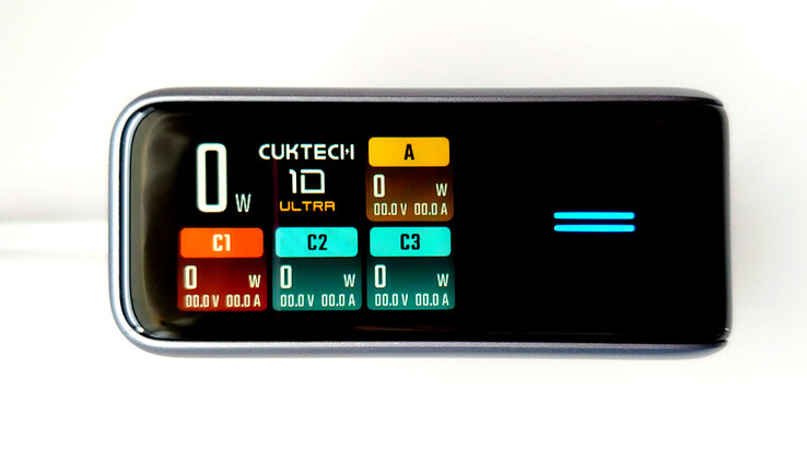 顶部彩色显示屏和触摸按钮。