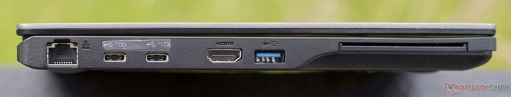 左边：GBit RJ45，2个USB-C 3.2 Gen2（10 GBit/s，充电+DisplayPort 1.2），HDMI 2.0b，USB-A 3.2 Gen1（5 GBit/s），智能卡阅读器（可选）。