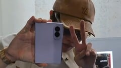 防弹少年团(BTS)成员J-Hope已被拍到在镜头前手持三星Galaxy Z Fold8。