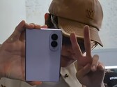 防弹少年团（BTS）成员J-Hope已被拍到在镜头前手持三星Galaxy Z Fold8。