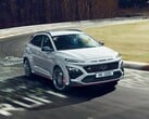 现代 Kona N 高性能 SUV 在赛道上行驶。(图片来源：现代汽车）