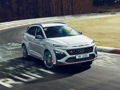 现代 Kona N 高性能 SUV 在赛道上行驶。(图片来源：现代汽车）