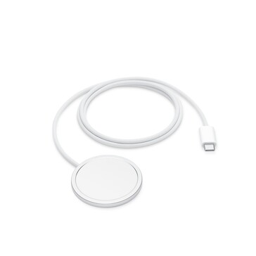 更新后的 Qi2 25W MagSafe 充电器可在 30 分钟内将 iPhone 17 手机的电量充至 50%。（图片来源：Apple)