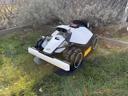 Luba 2 mini AWD 1000 在其基站中