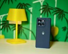 时尚而不笨重，经久耐用：摩托罗拉 Moto G86 Power 带给用户真正的独立。(图片来源：Notebookcheck）
