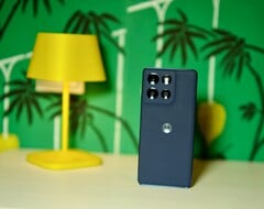时尚而不笨重，经久耐用：摩托罗拉 Moto G86 Power 带给用户真正的独立。(图片来源：Notebookcheck）