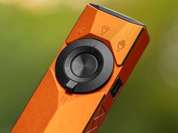 Olight ArkPro Ultra 由位于电源按钮周围的旋转选择开关和侧面的激光功率开关进行控制。